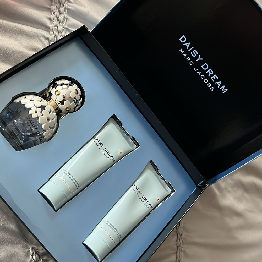 Perfum kit - Marc Jacobs “Daisy Dream”. perfume, shower gel and body lotion .